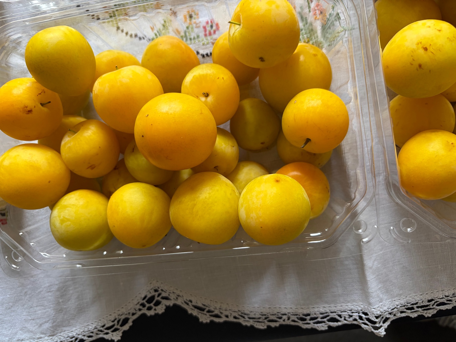 Yellow Shiro plums in punnets